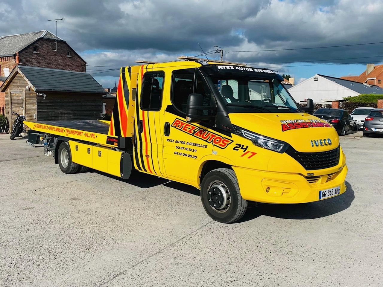 Une dépanneuse jaune et rouge