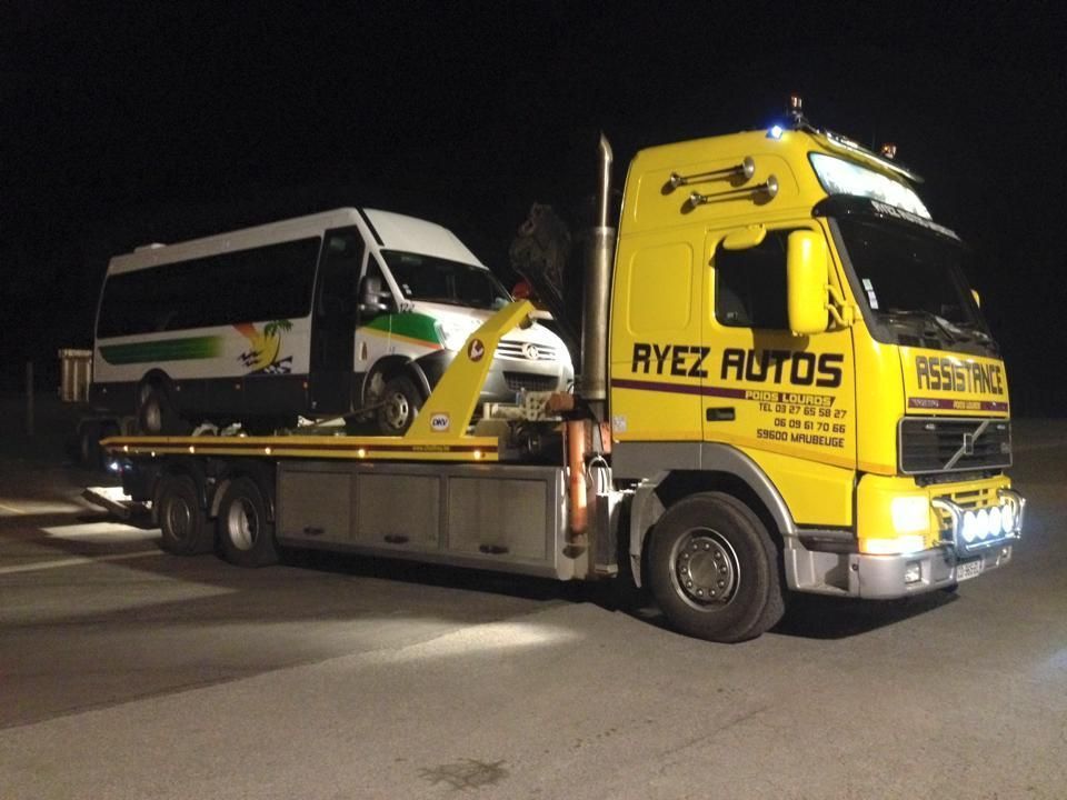 Un dépannage de minibus en pleine nuit