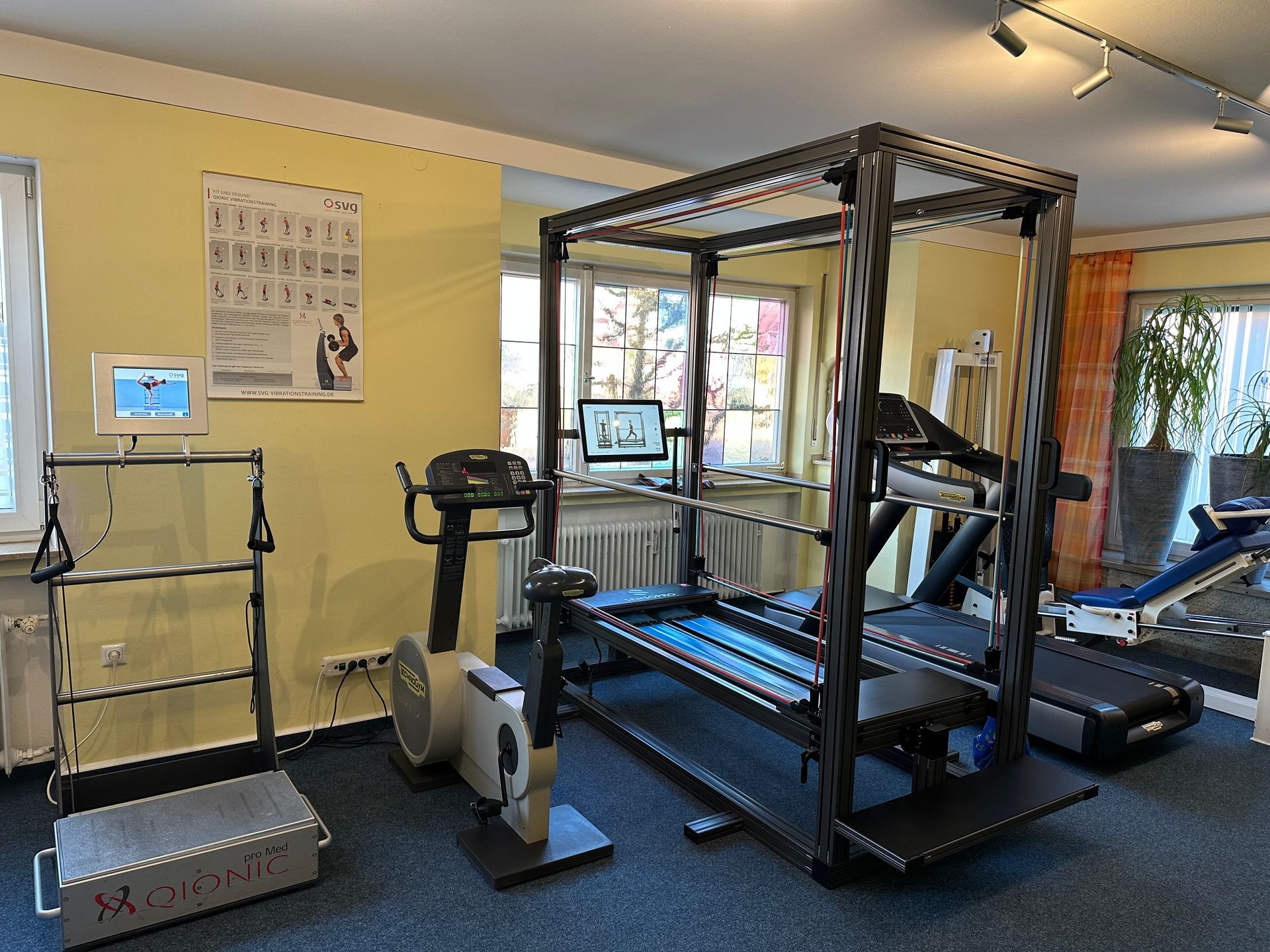 Trainingsraum mit modernen Trainingsgeräten