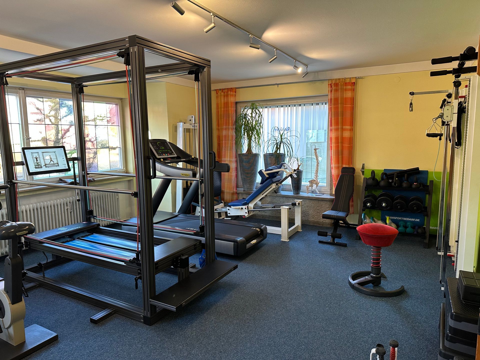 Großer Trainingsraum mit modernen Trainingsgeräten