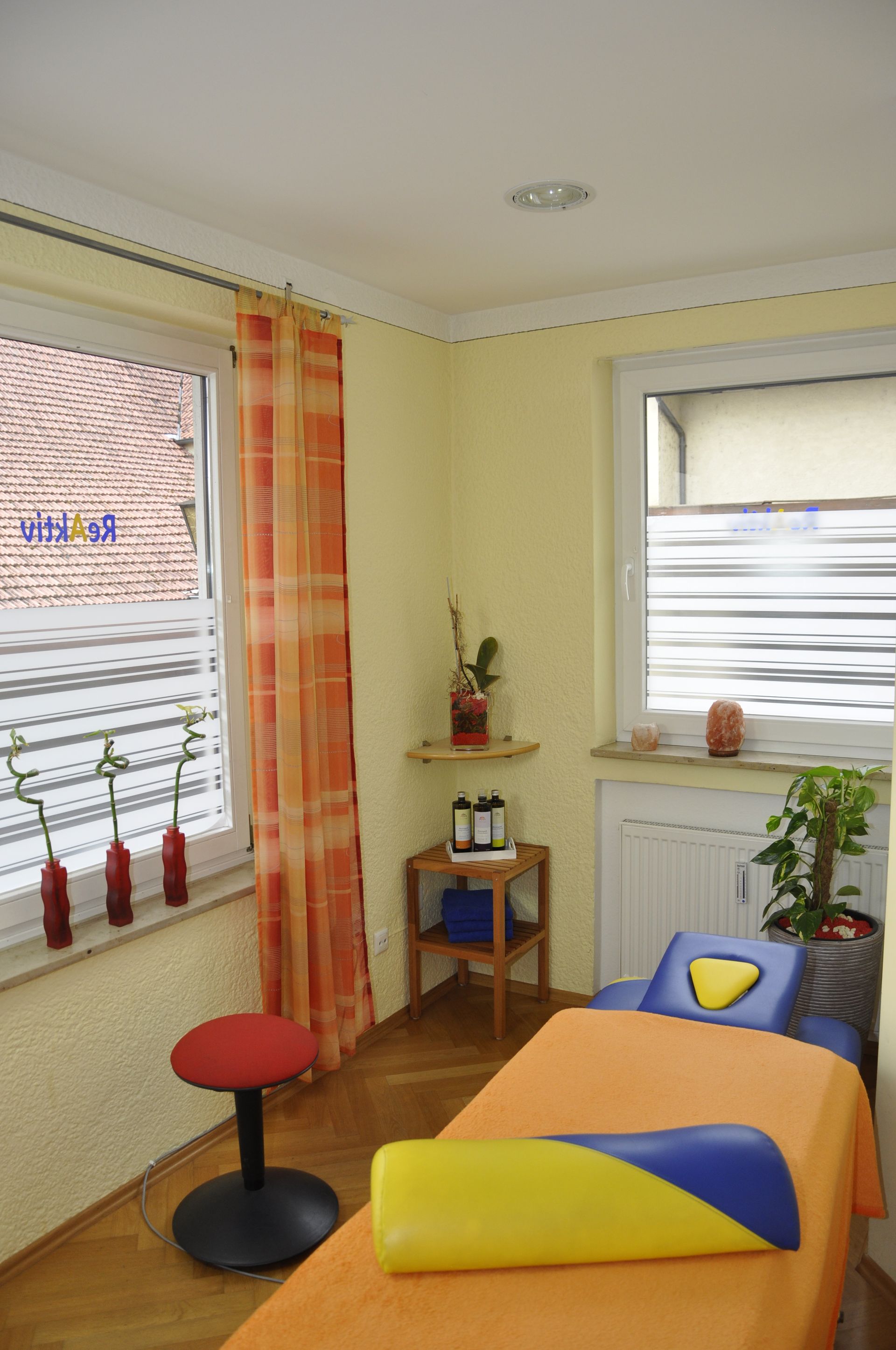 Heller Behandlungsraum mit Fenster und Vorhängen