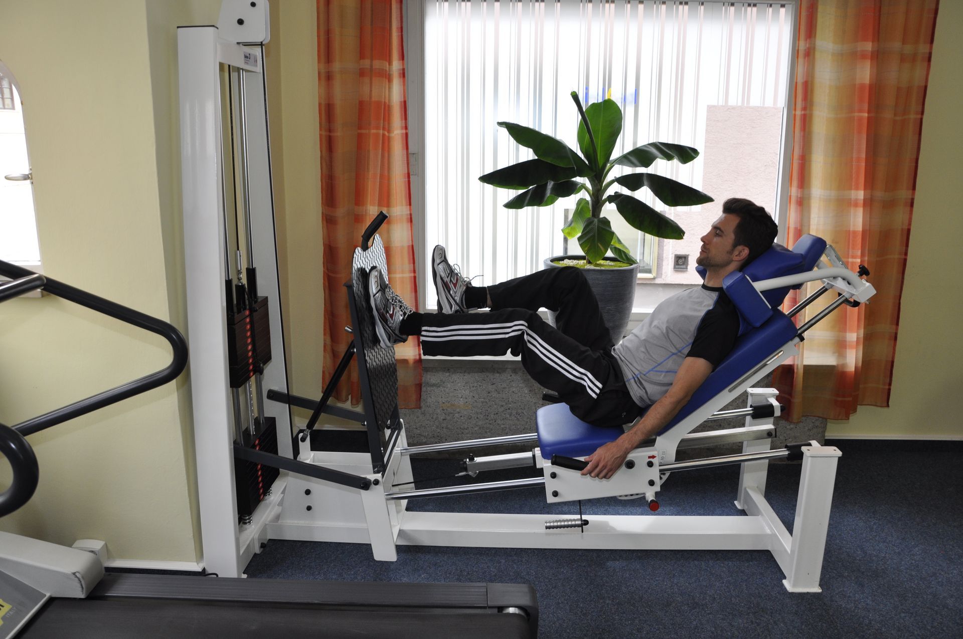 Patient beim Training an der Beinpresse in der Physiotherapie