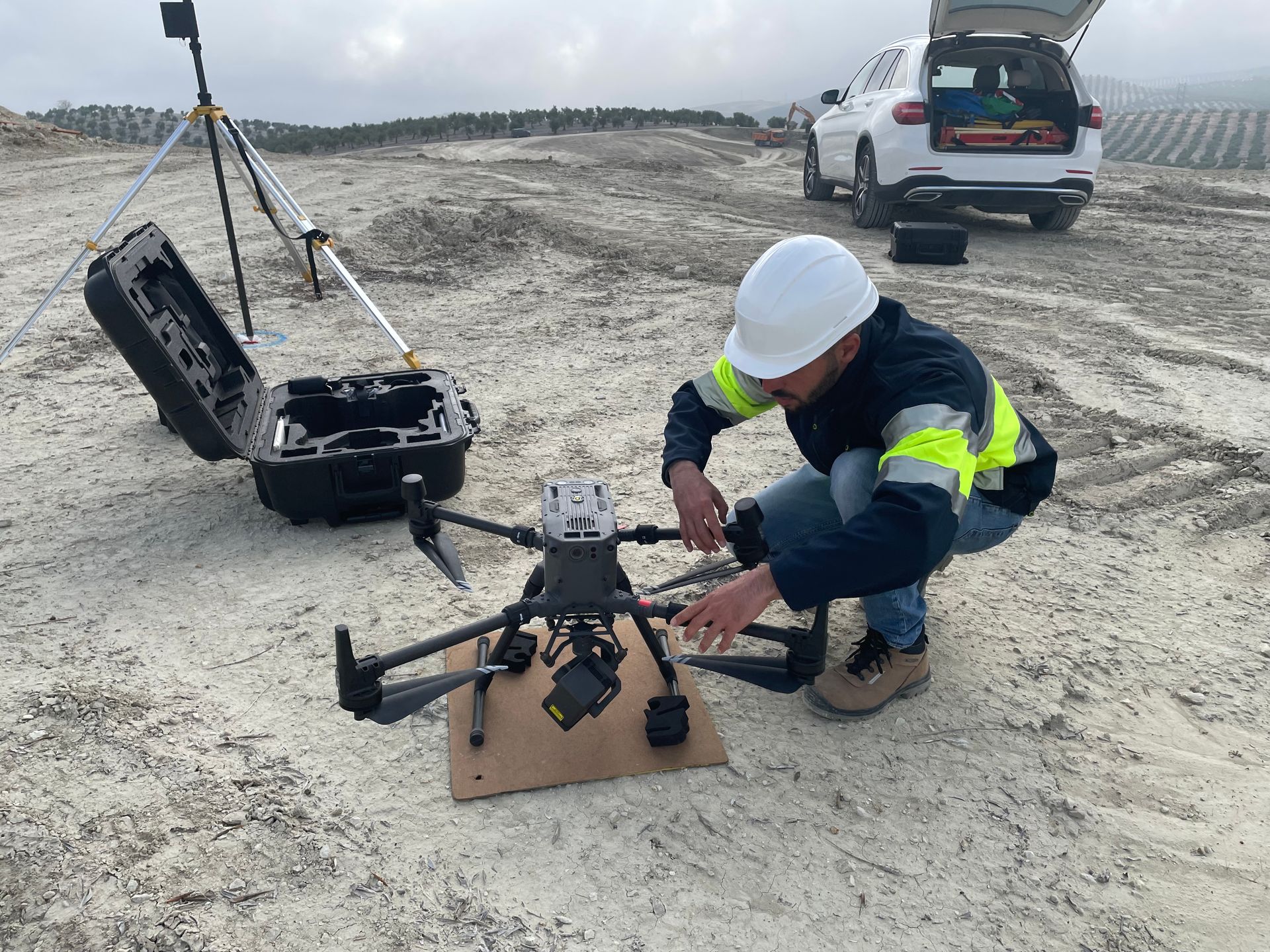 Dos drones sobre tapetes amarillos y negros con paneles solares en el fondo.