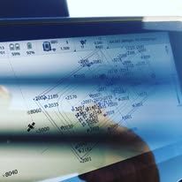 Pantalla que muestra un mapa con coordenadas y puntos de datos, probablemente de navegación o topografía.