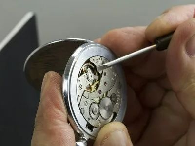 Réaparation du mécanisme d'une montre mécanique