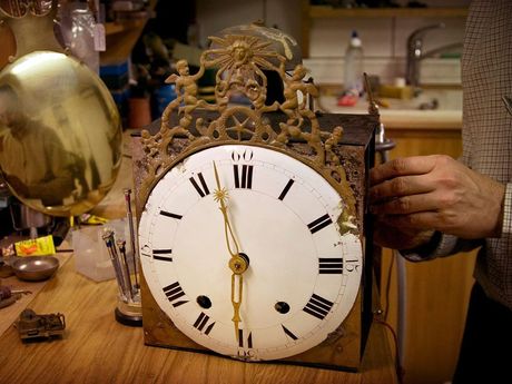 Réparation d'un ancienne horloge à chiffres romains
