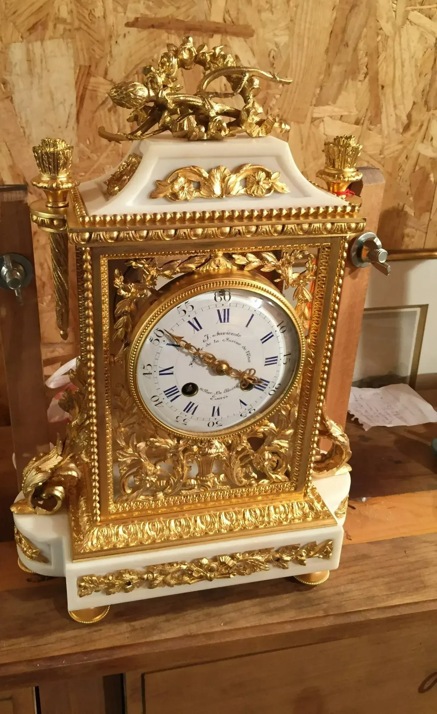 Cadran doré d'une horloge ancienne