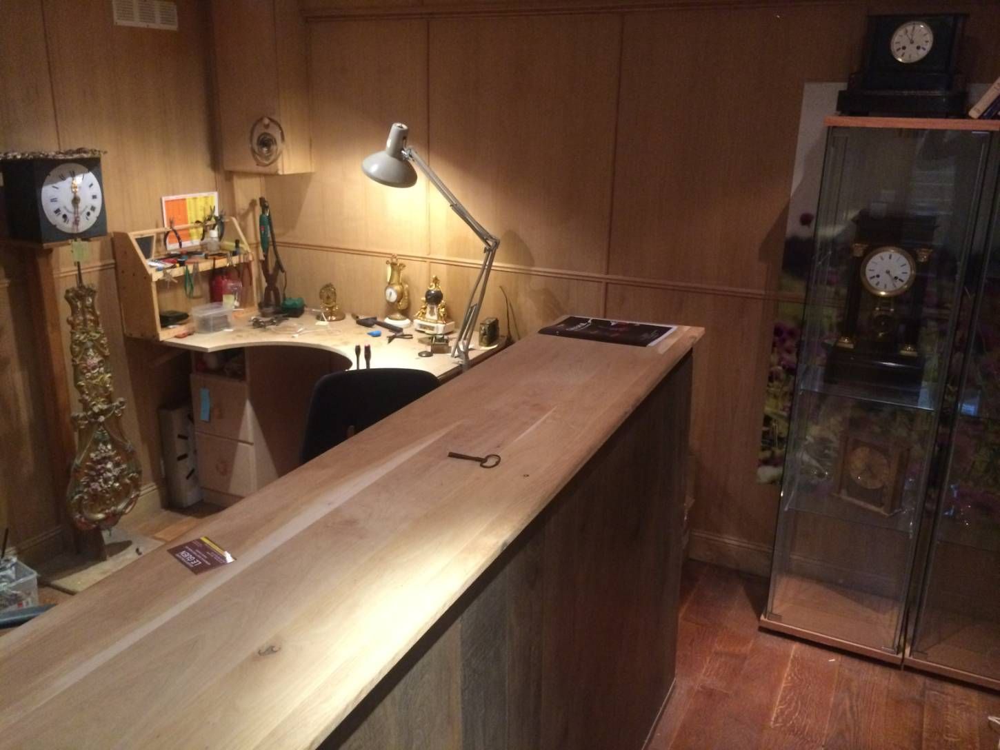 Atelier de réparation d'horloge