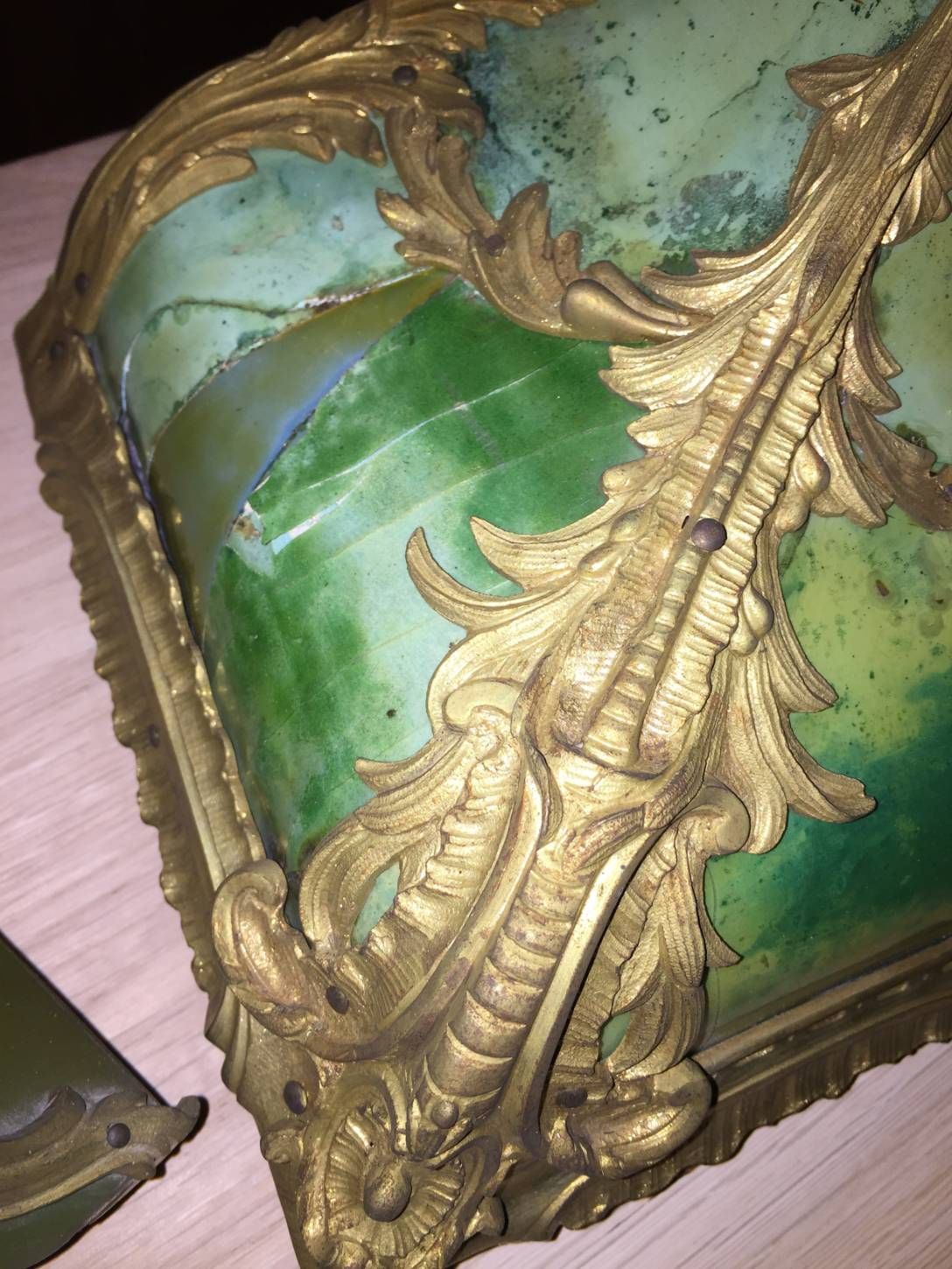 Horloger réalisant un diagnostic sur une horloe