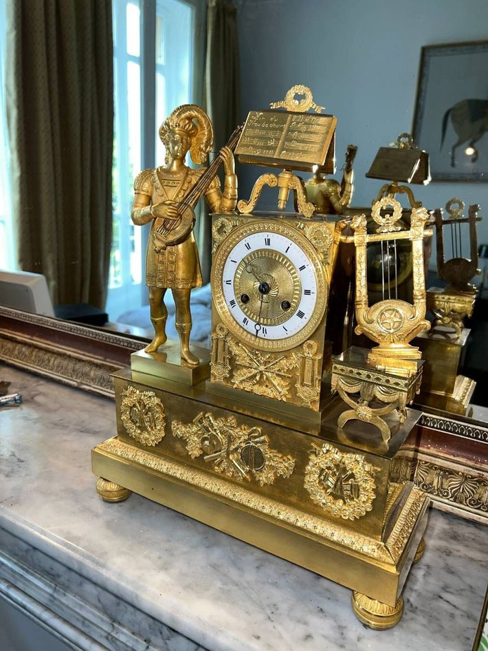 Horloger réalisant un diagnostic sur une horloe