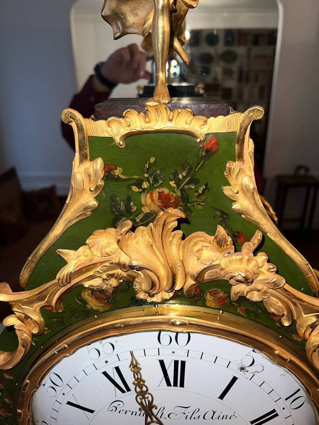 Horloger réalisant un diagnostic sur une horloe