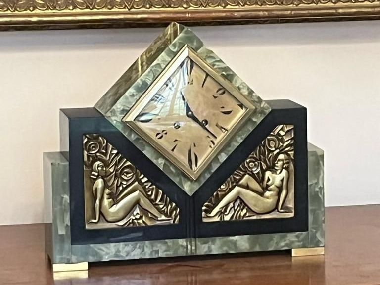Horloge aux formes géométrique posée sur un meuble