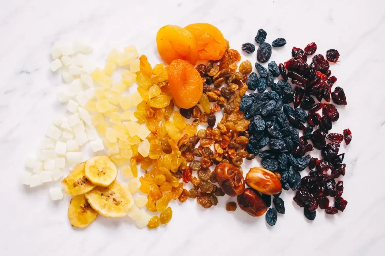 Hay muchos tipos diferentes de frutas secas en la mesa.