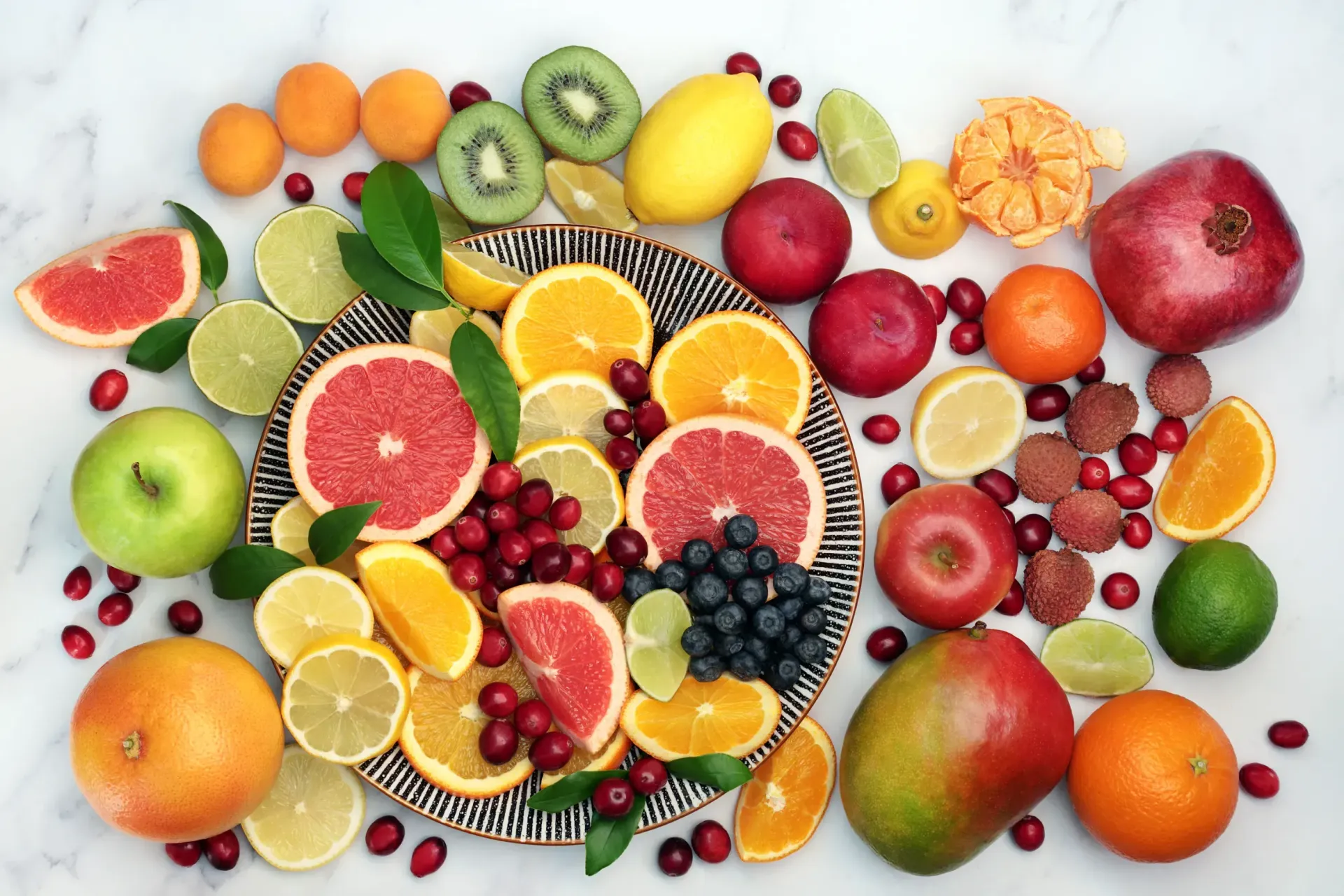 Hay muchos tipos diferentes de frutas y bayas en la mesa.