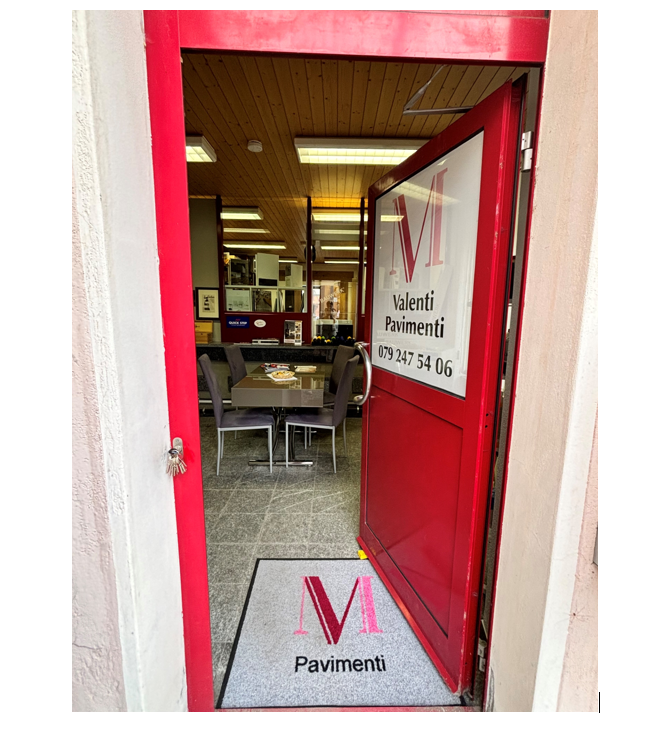 Una grande stanza piena di scaffali e un tavolo.