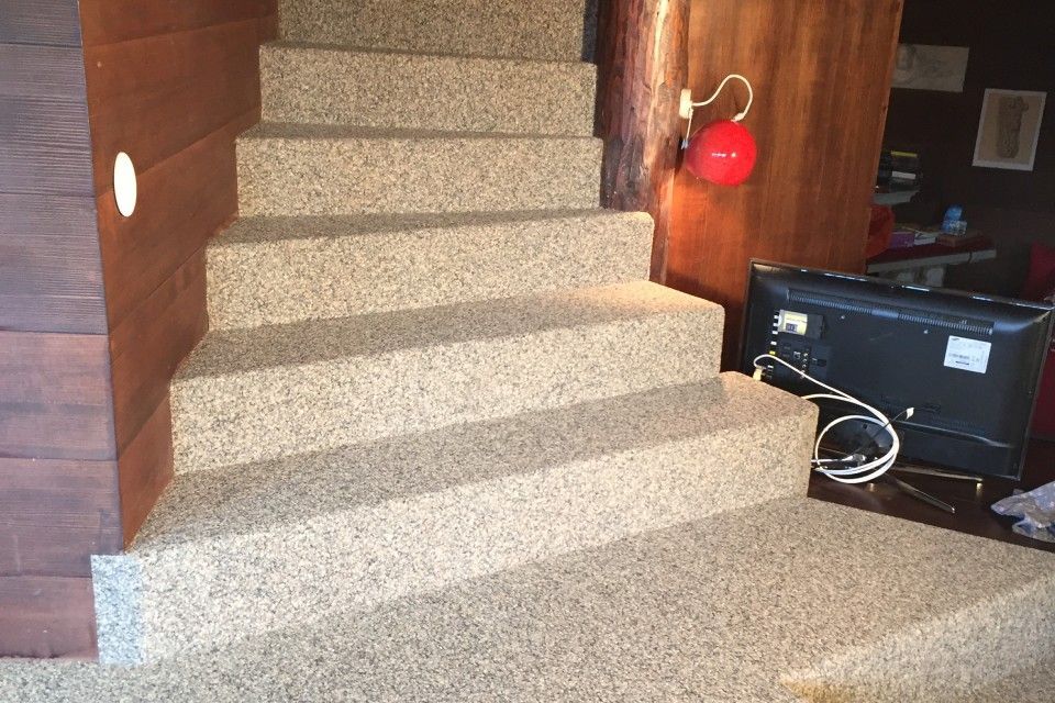 Una serie di scale che portano al secondo piano di una casa.