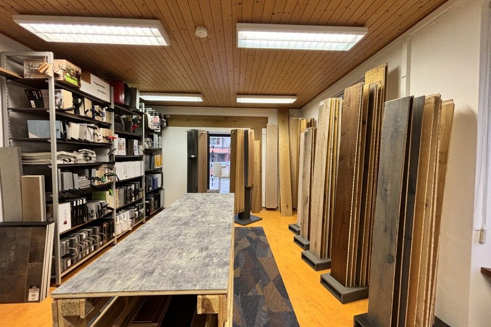 Una scala di legno con ringhiera di metallo in una stanza.