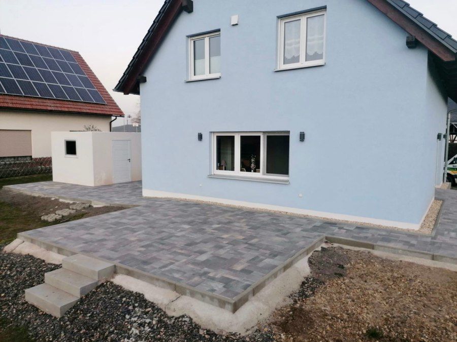 Neue Terasse mit Steinboden