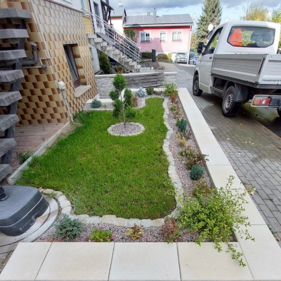 Gepflegter angelegter Vorgarten mit Rasen
