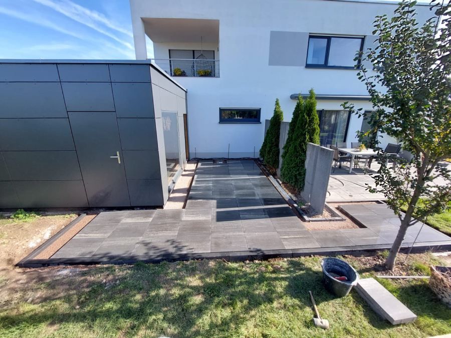 Neue Terassenerweiterung mit Steinplatten