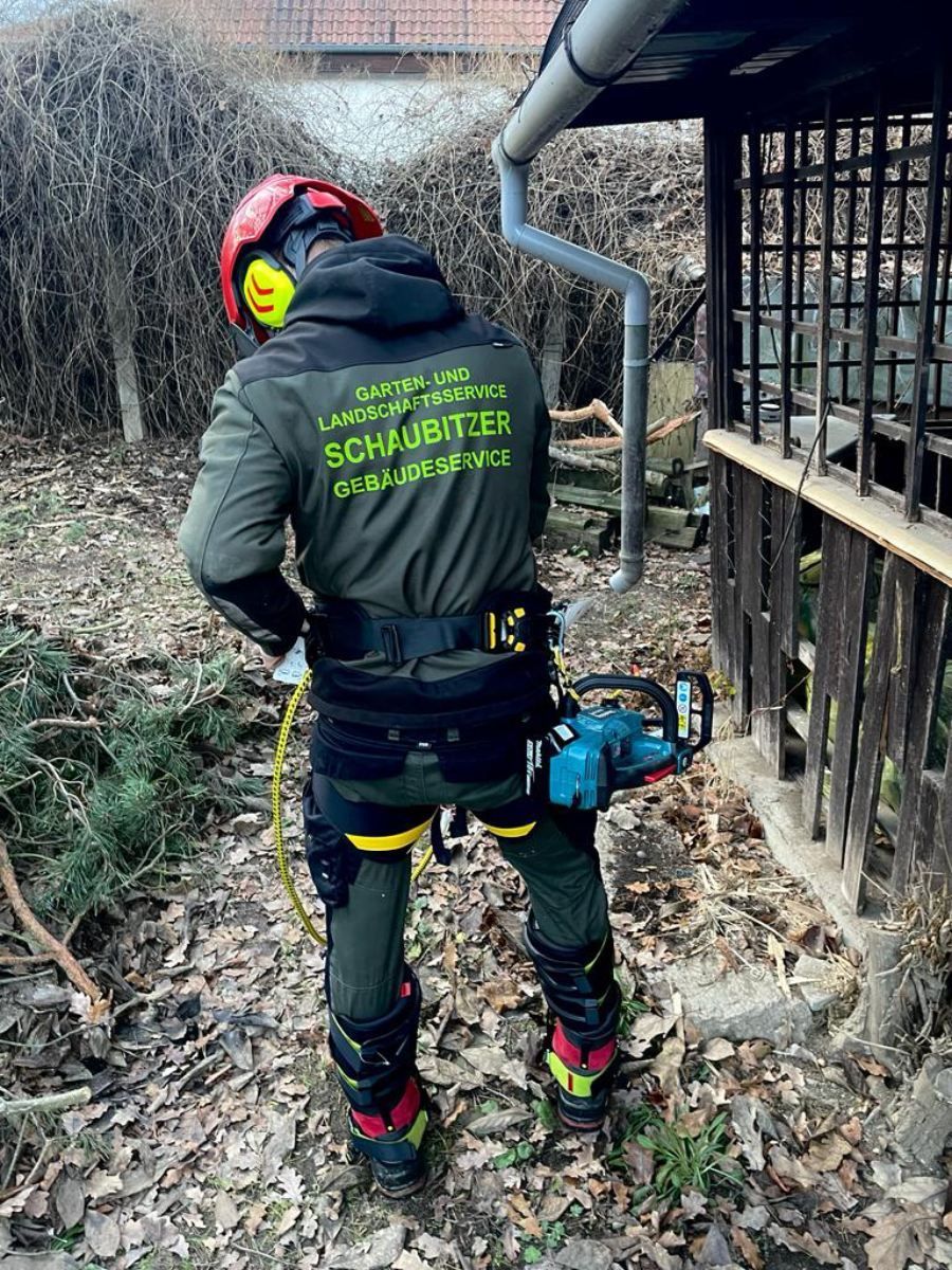 Angestellter von SCHAUBITZER Gebäude-, Garten- und Landschaftsservice