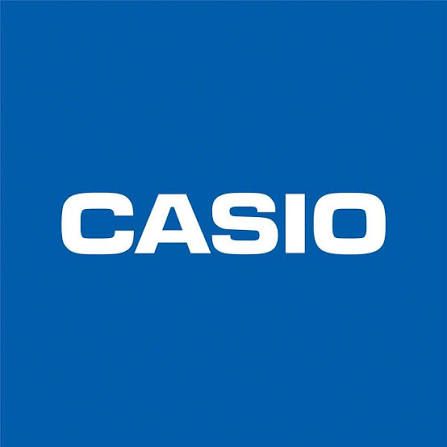 CASIO merki í hvítu á bláum bakgrunni