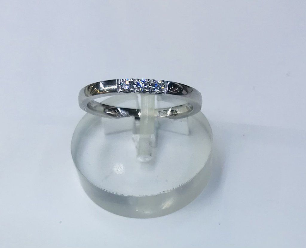 14k gullhringur m/3x0,03 ct demöntum