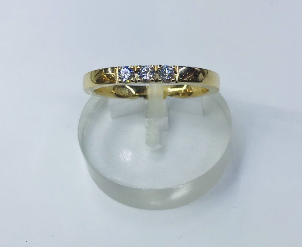 14k gullhringur m/3x0,05 ct demöntum