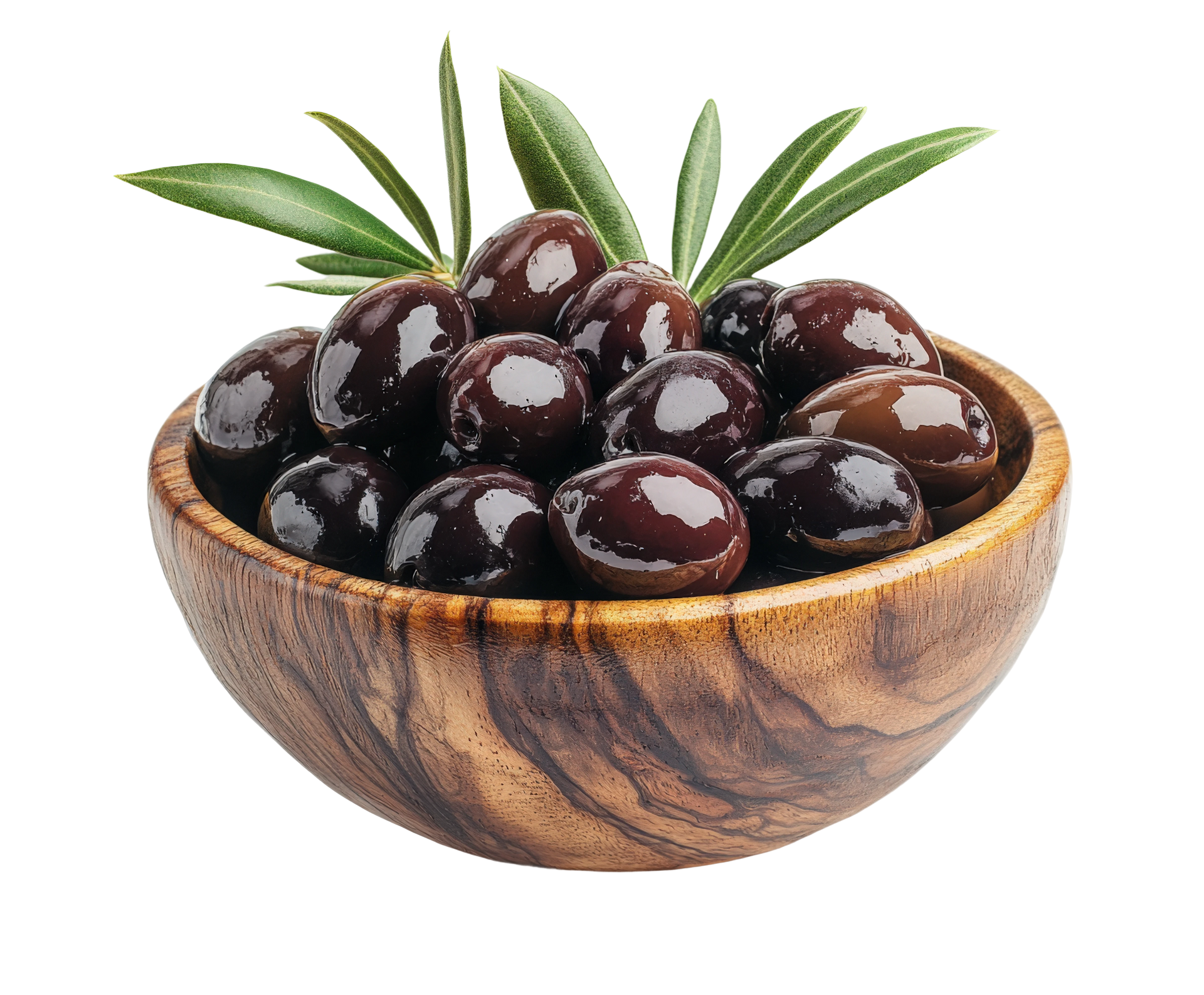 Olives noires dans un bol en bois avec des feuilles d'olivier dessus, sur fond blanc.