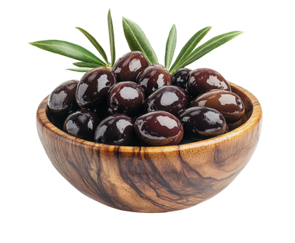 Olives noires dans un bol en bois, garnies de feuilles d'olivier.