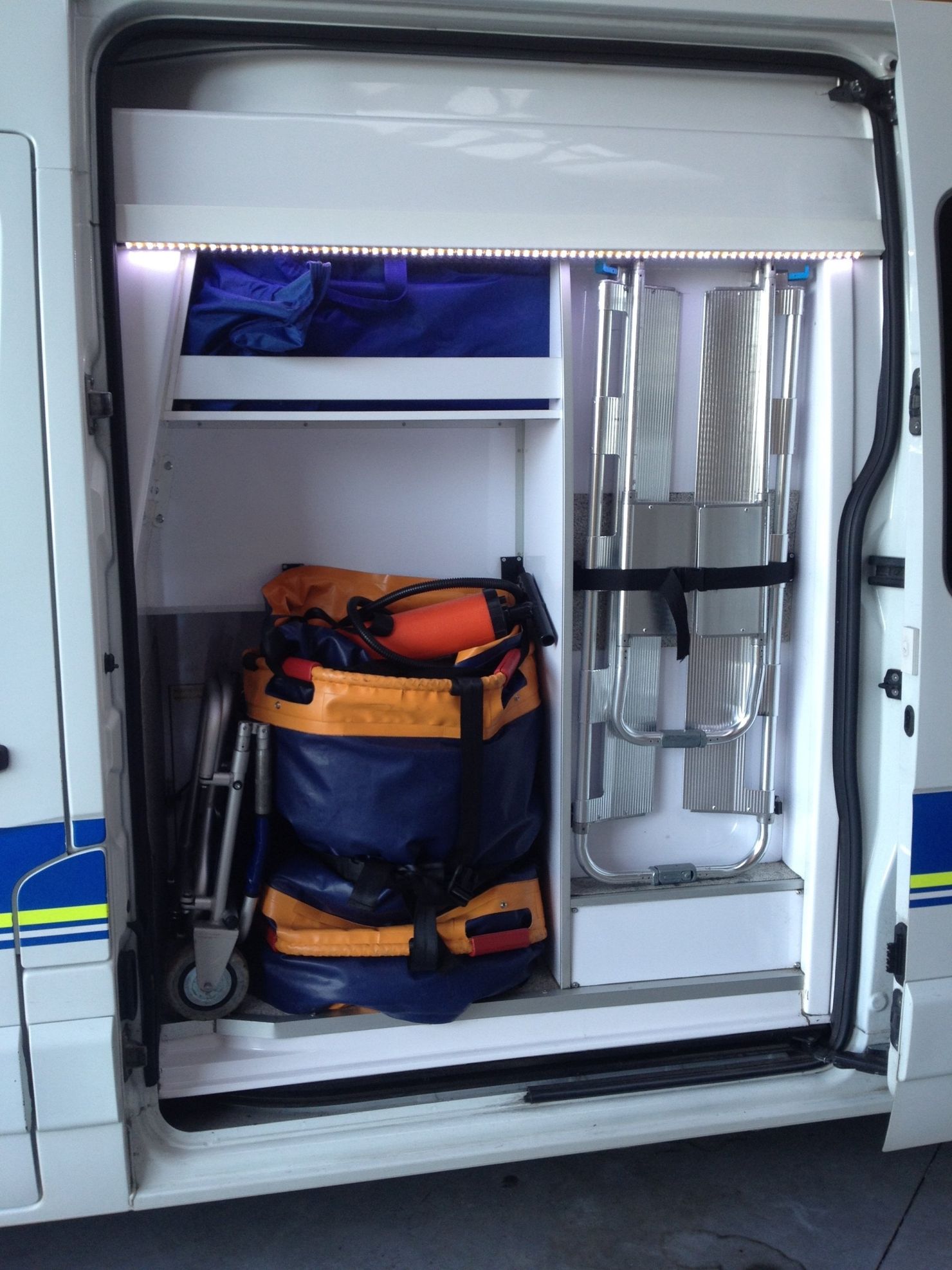 Intérieur ambulance avec équipement