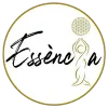 Logotip per a Essènca: dona estilitzada en postura de ioga sostenint una flor de la vida. Lletra negra sobre un cercle daurat.