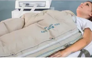 Una mujer está acostada en una cama con una manta que dice 
