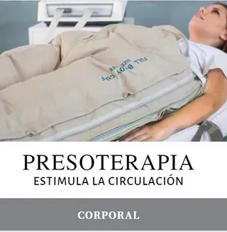 Una mujer está acostada en una cama con una manta que dice 