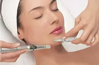 Una mujer está recibiendo un tratamiento de microdermoabrasión en su cara.