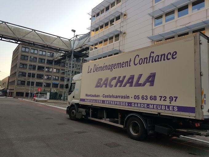 Camion de déménagement bachala sur une route