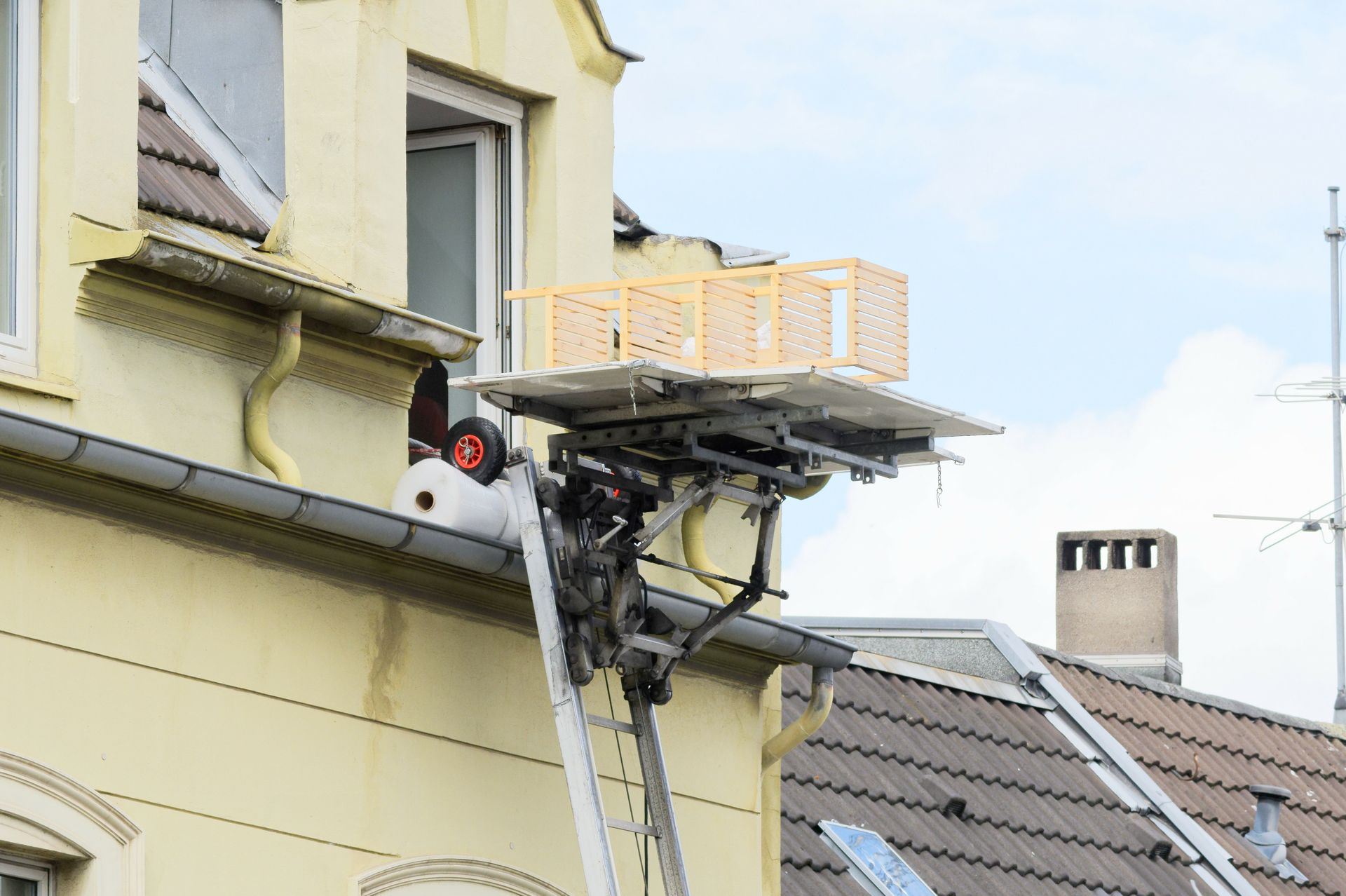 Un monte meuble avec un meuble dessus