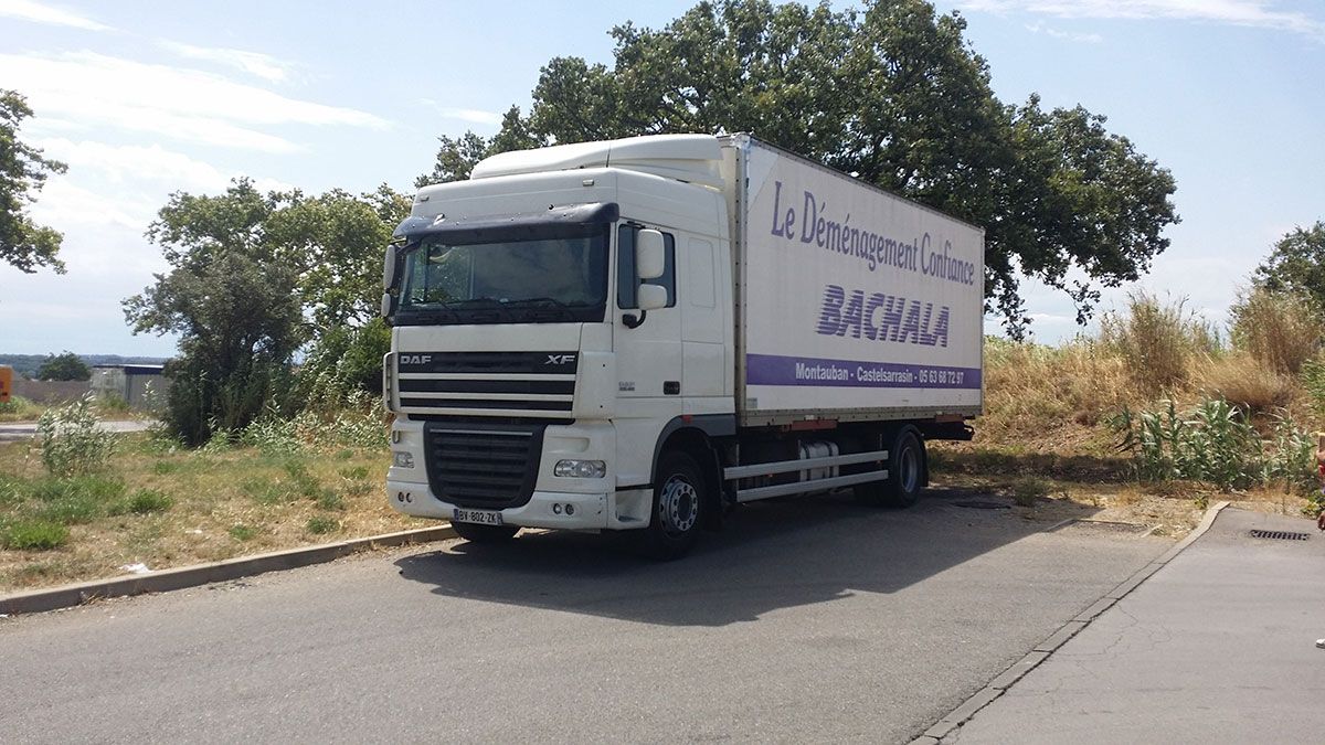 Camion de déménagement Bachala garé  sur un parking