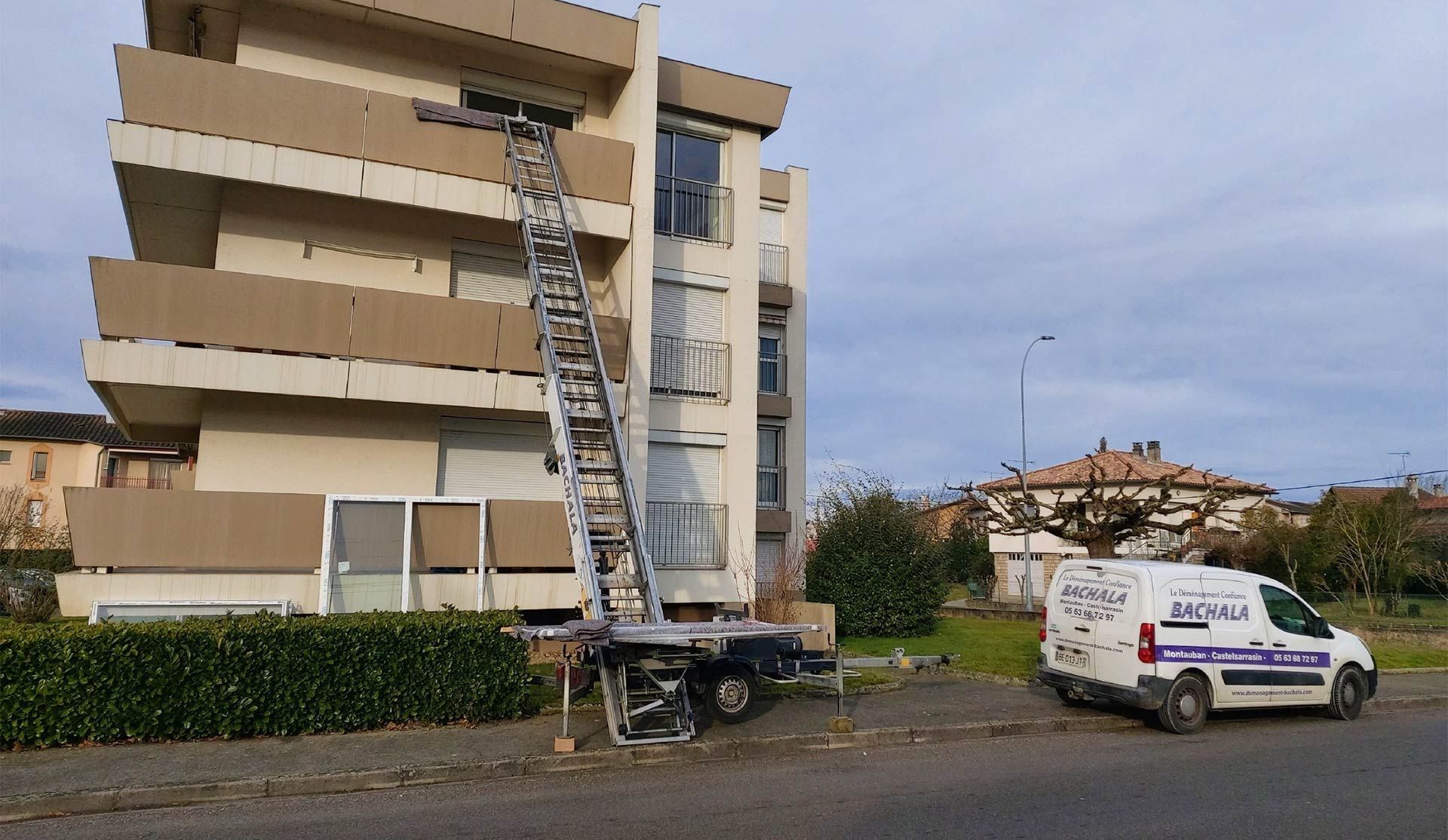 Camionnettes et monte charge qui vide un appartement