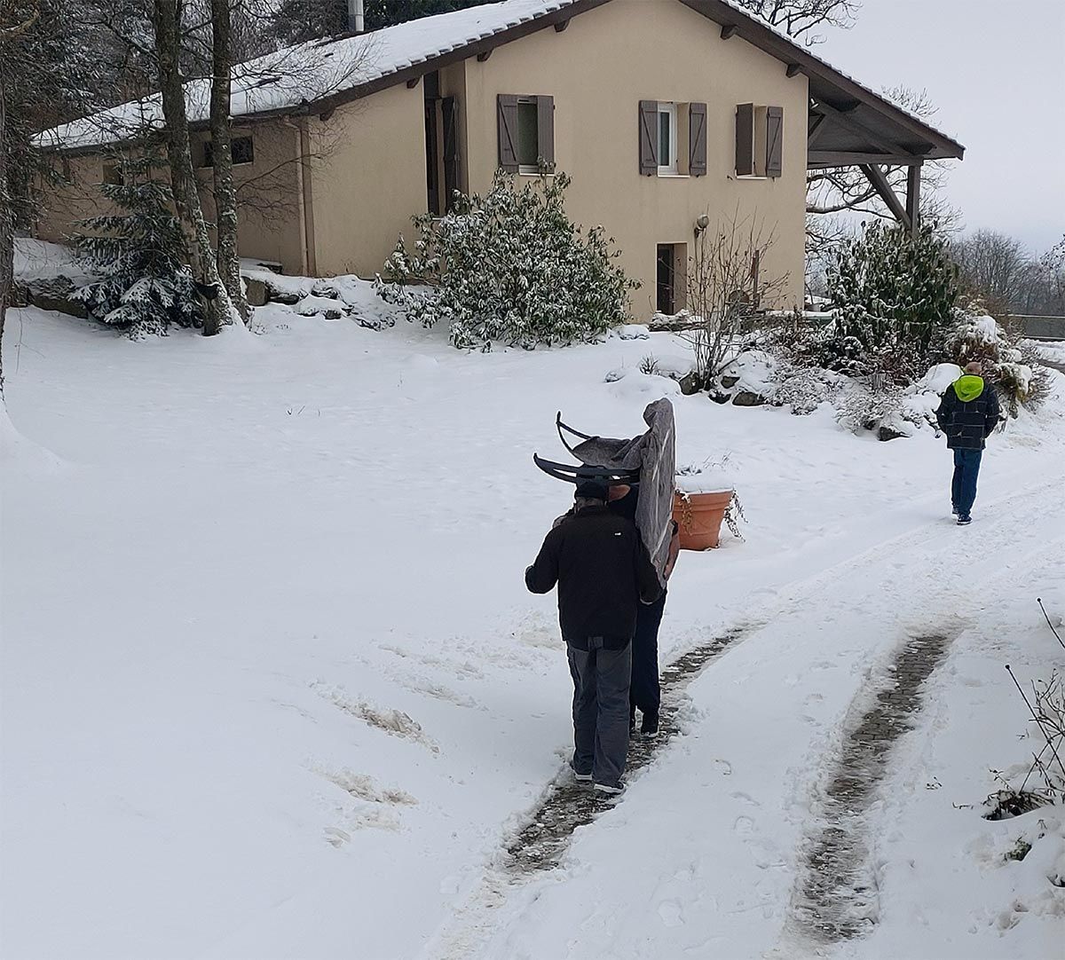 Employés de déménagement Bachala qui portent des meubles
