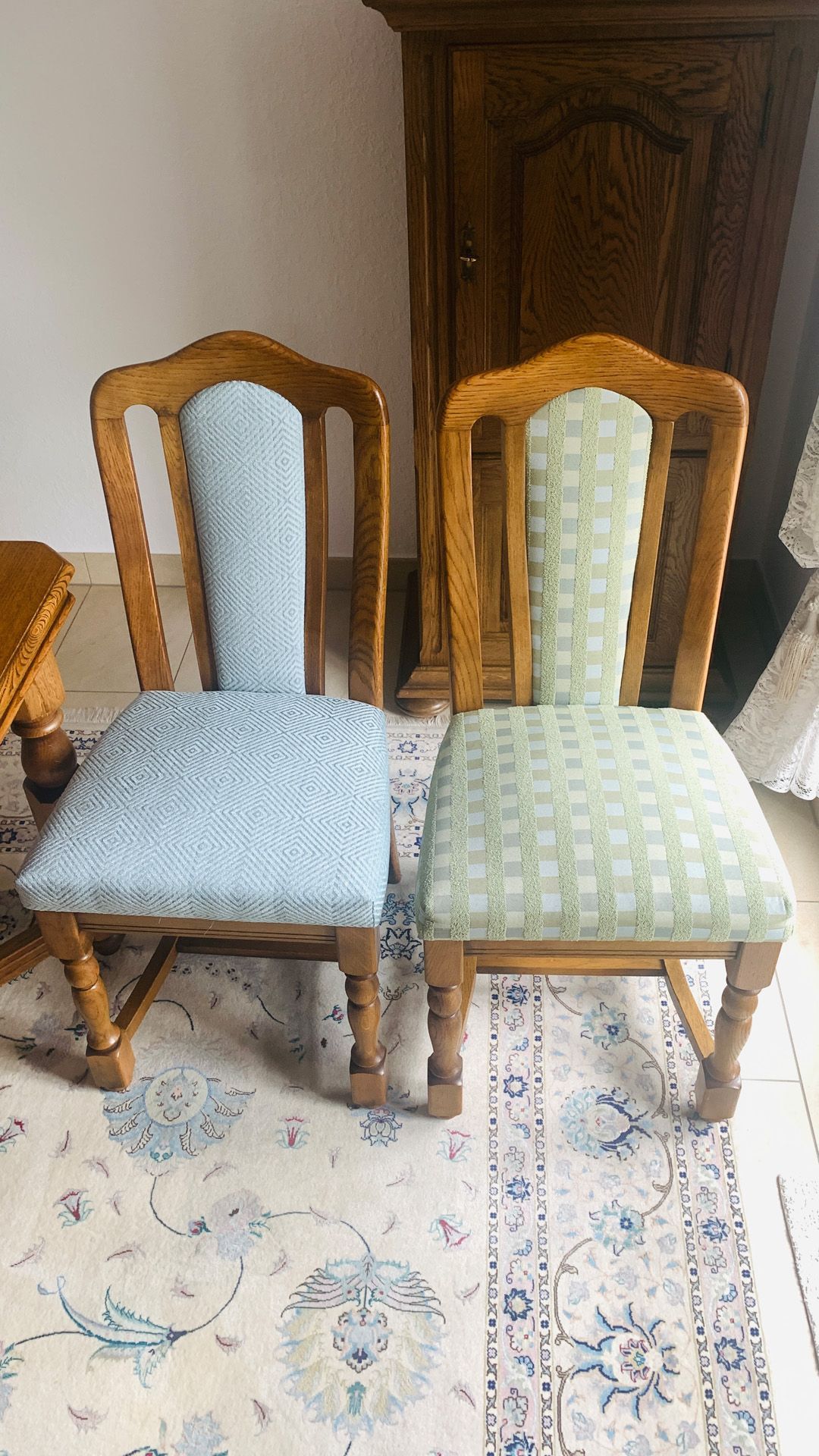 zwei Stühle auf einem Teppich