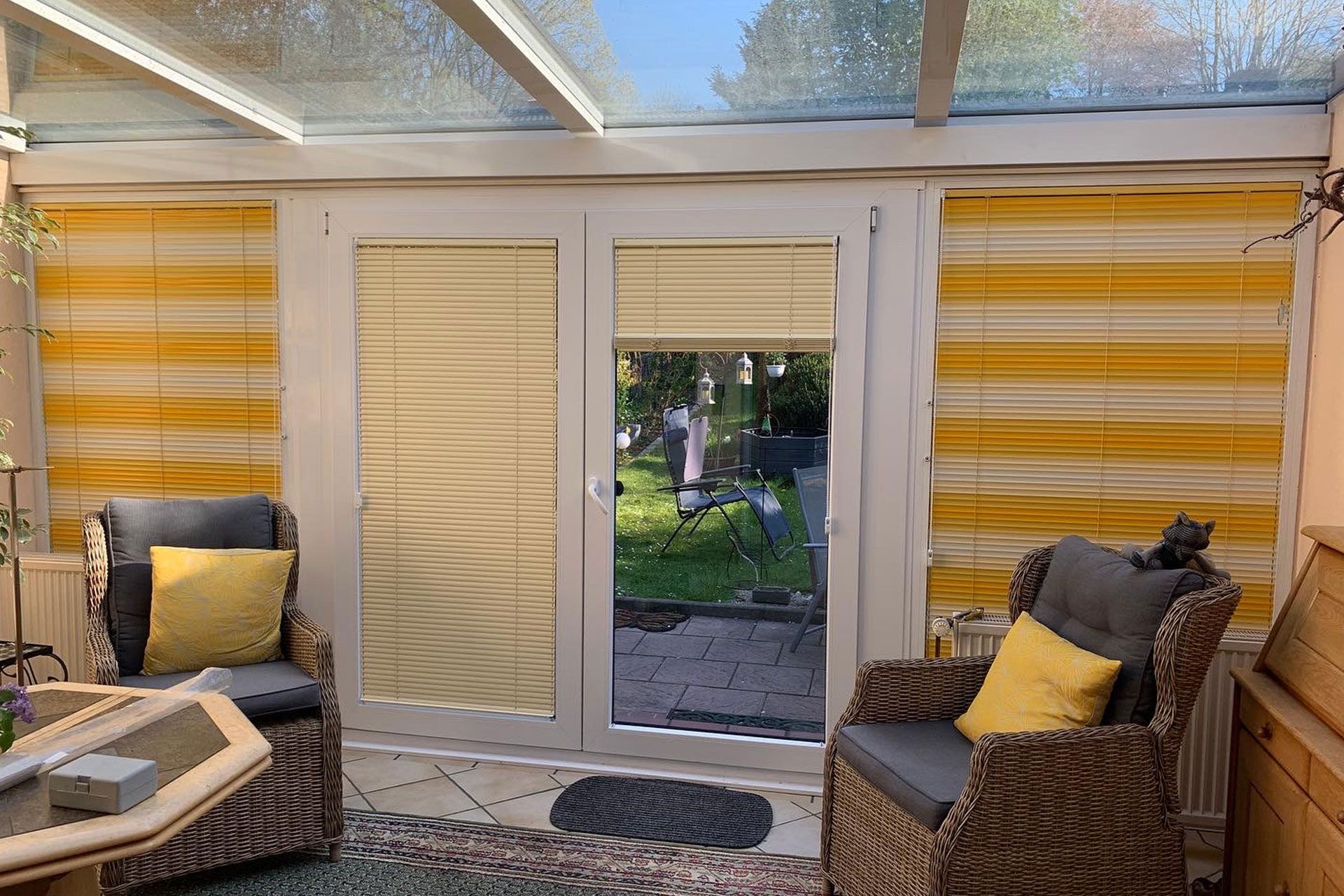 Ein Wohnzimmer mit Rattanmöbeln und gelben Vorhängen