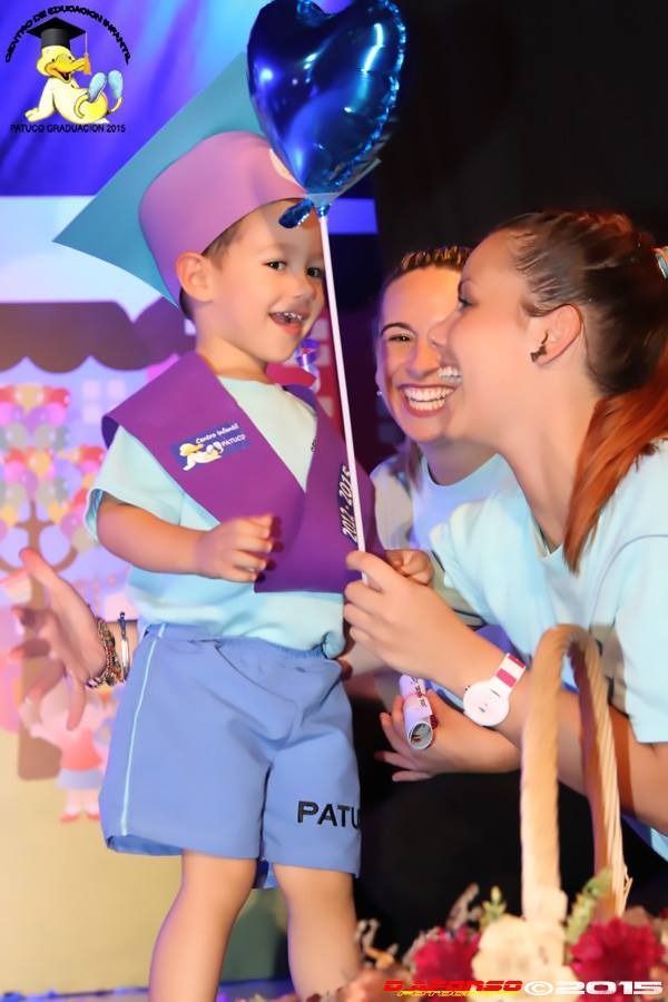 Un niño pequeño que lleva un chaleco morado que dice patu.