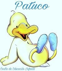 Un pato de dibujos animados con zapatos azules está sentado y sonriendo.