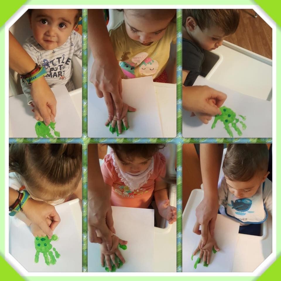 Un collage de niños jugando con ranas y uno de ellos lleva una camiseta que dice pequeño inteligente
