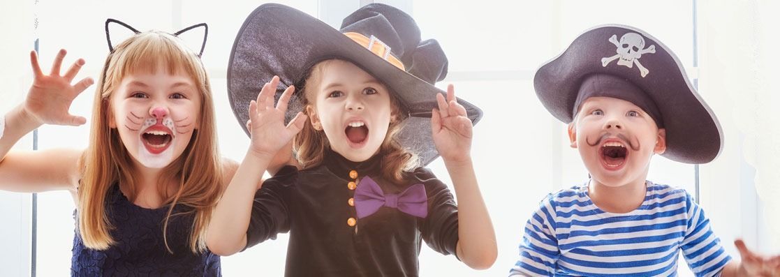 Tres niños están disfrazados para Halloween.
