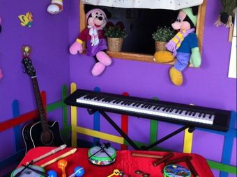 Una habitación morada con un piano y una guitarra.