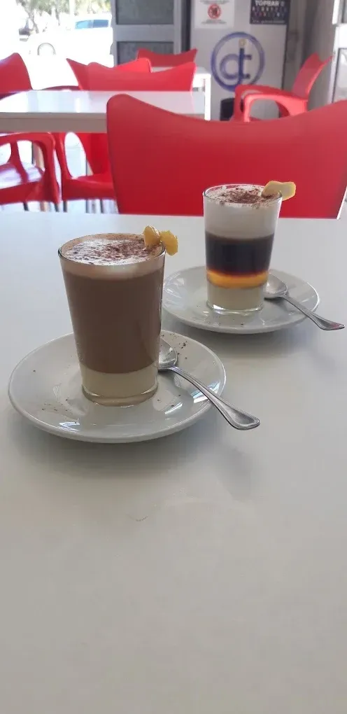 Icono de marcador de posición gris claro con un sol y montañas sobre fondo blanco