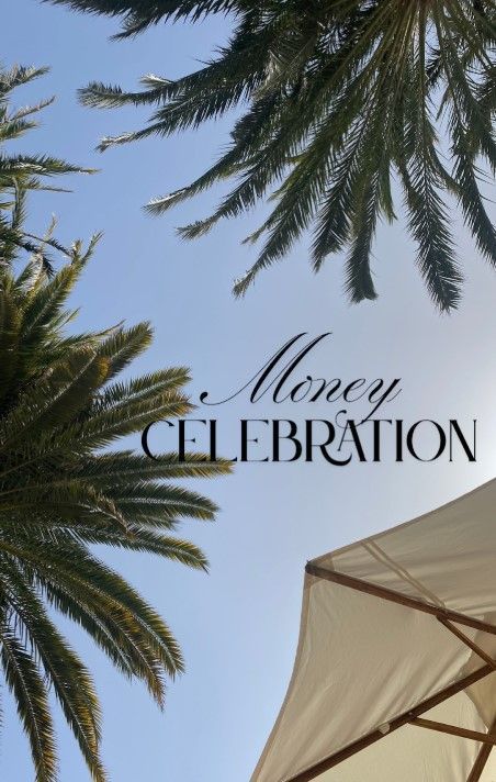 Palo santo humeante, vela encendida, cristales y un cuenco decorativo sobre una superficie texturizada.