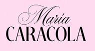 María Caracola, texto negro sobre fondo rosa. «María» en cursiva, «CARACOLA» en tipografía sans-serif.